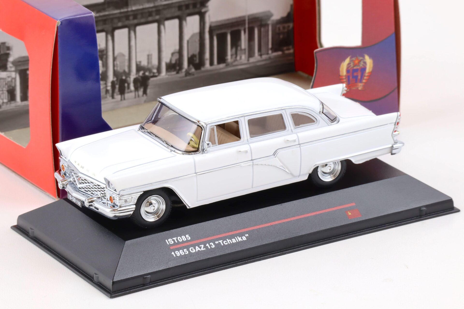 ID 82229 orig.jpg 1:43 IST Models GAZ 13 Tchaika Limousine 1965 white