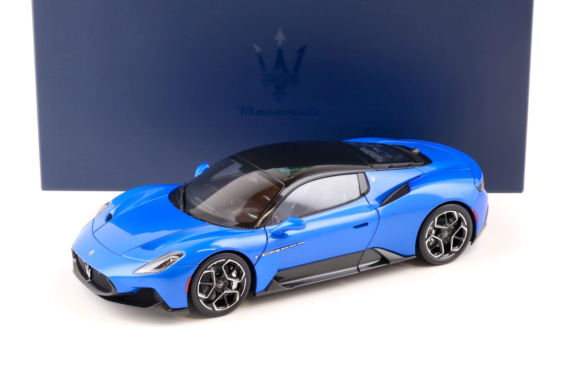ID 82464 orig.jpg 1:18 BBR Maserati MC20 Coupe 2020 Blu Infinito/ Gloss black roof Die-Cast HE180051E