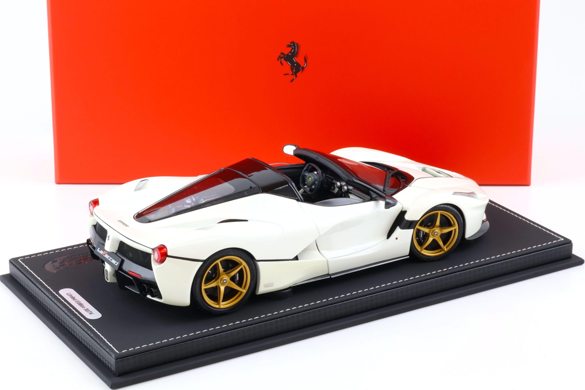 1:18 BBR Ferrari LaFerrari Aperta JUVENTINA Bianco Italia met. with display - Limited 74 pcs.