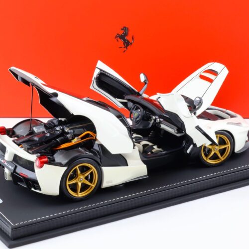 1:18 BBR Ferrari LaFerrari Aperta JUVENTINA Bianco Italia met. with display - Limited 74 pcs.