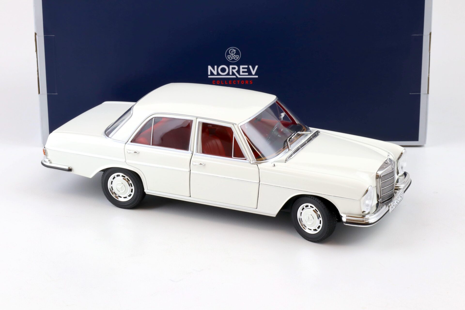 1:18 Norev Mercedes 250 SE W108 Limousine 1967 white (DB050) - Limited 1000 pcs.