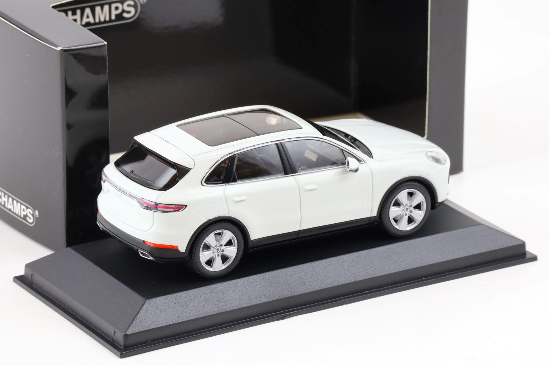 1:43 Minichamps Porsche Cayenne 2017 white