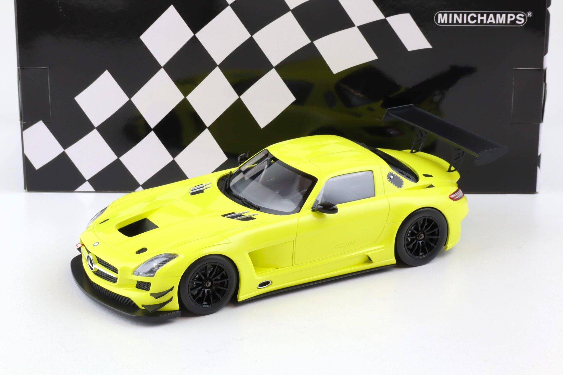 1:18 Minichamps Mercedes SLS AMG GT3 Street 2011 yellow