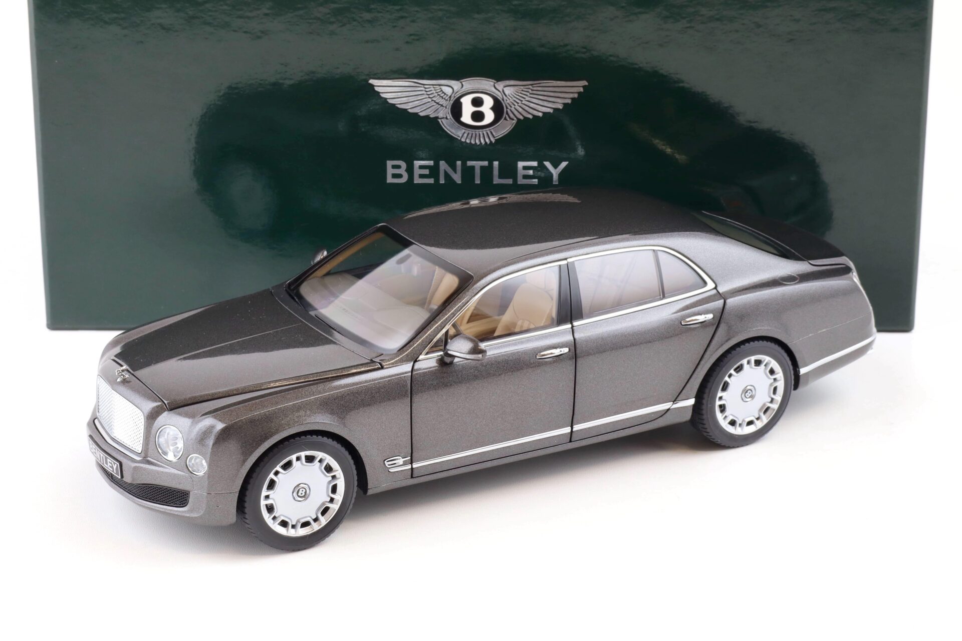 ID 82834 orig.jpg 1:18 Minichamps Bentley Mulsanne Limousine 2010 grey metallic