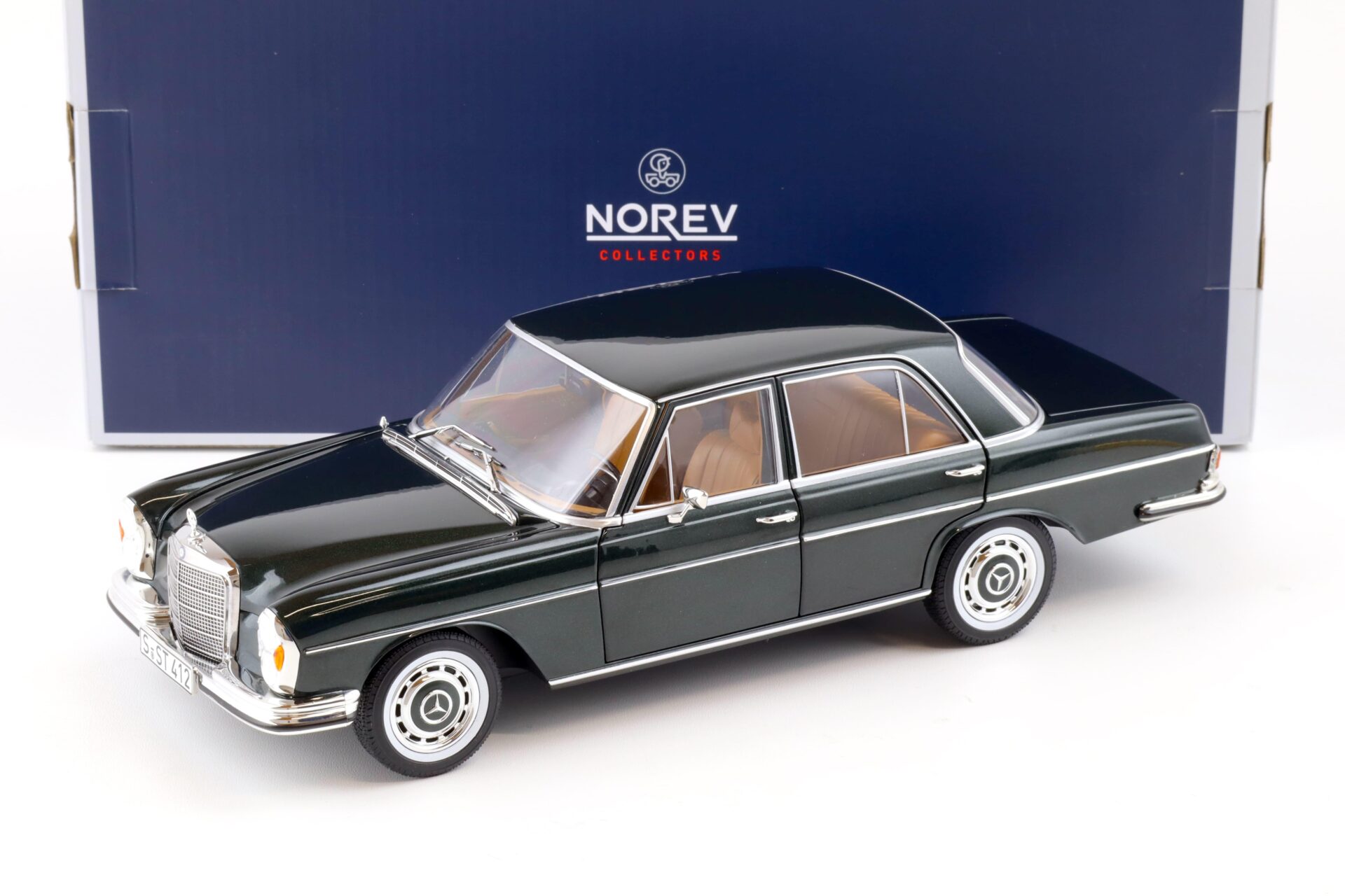 ID 83644 orig.jpg 1:18 Norev Mercedes 280 SE Limousine 1968 Pine green metallic 183935