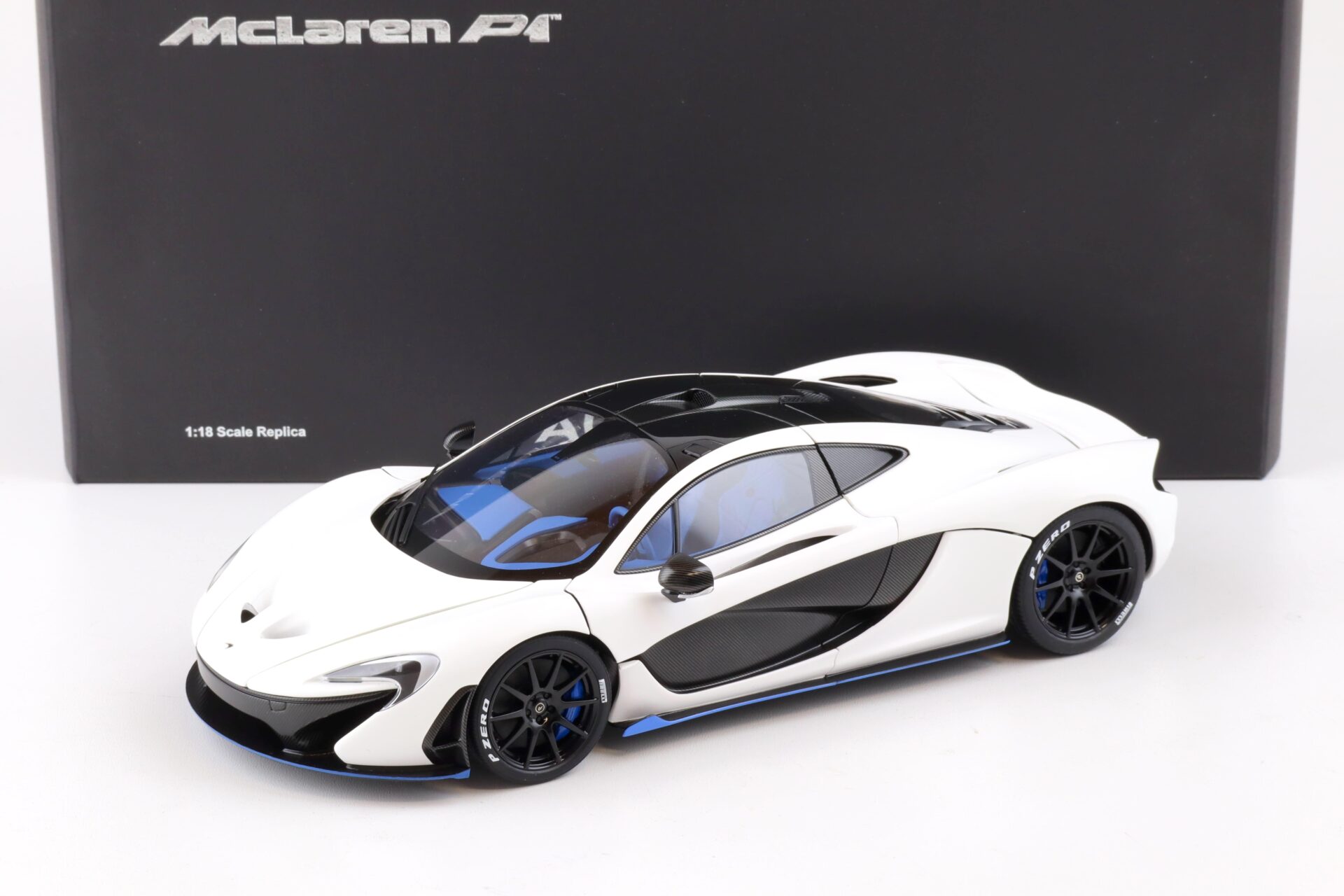 1:18 AUTOart Signature McLaren P1 (2013) matt white/ blue accents 76024