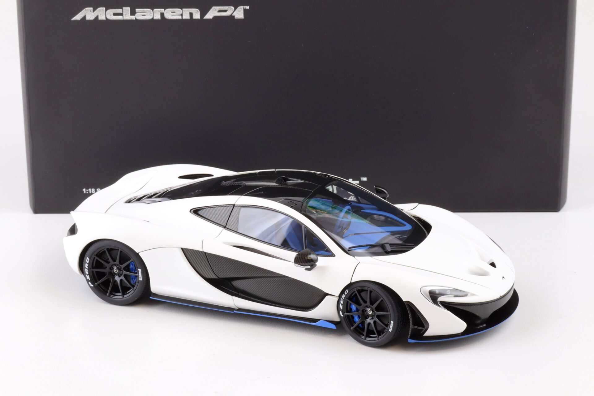 1:18 AUTOart Signature McLaren P1 (2013) matt white/ blue accents 76024