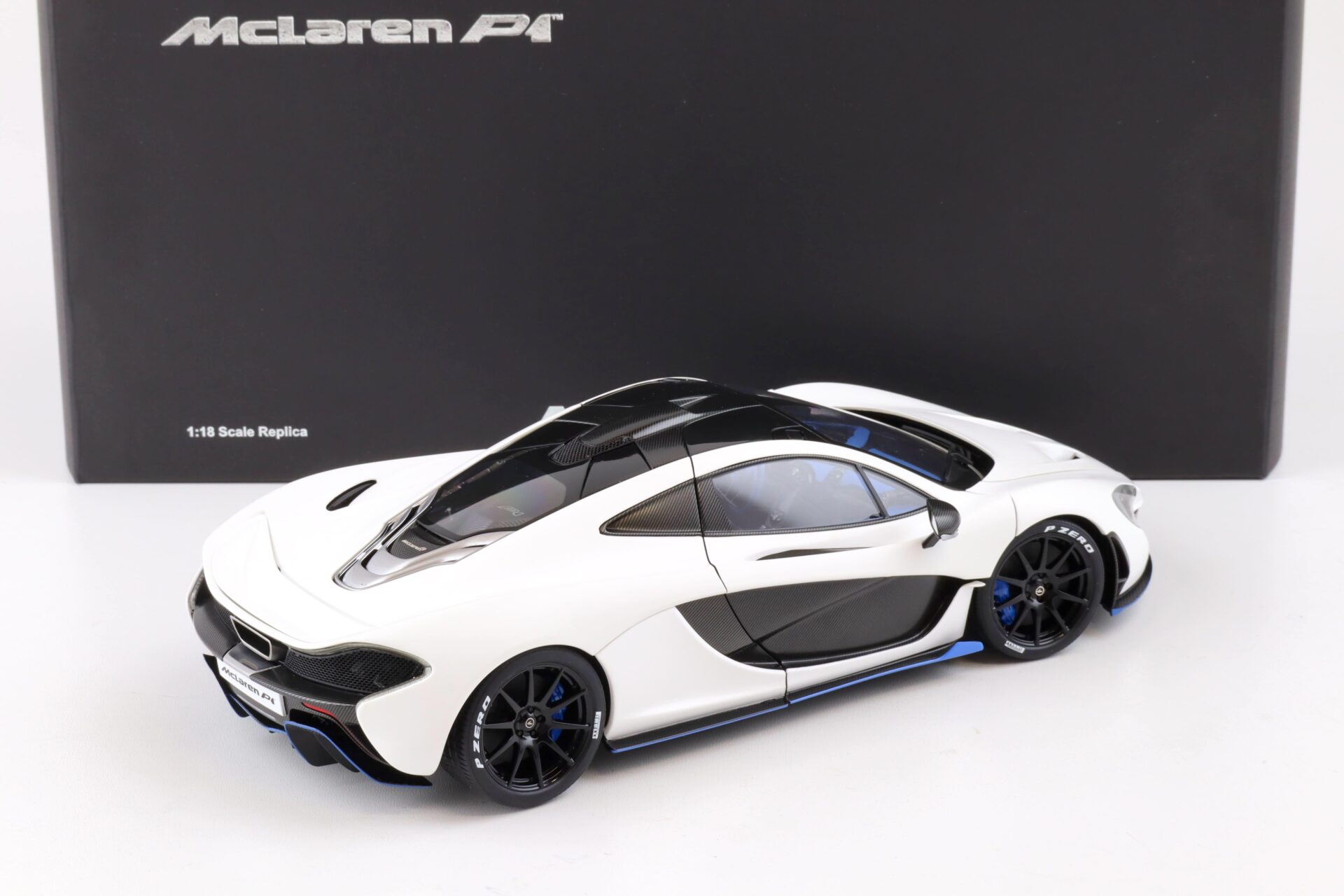 1:18 AUTOart Signature McLaren P1 (2013) matt white/ blue accents 76024