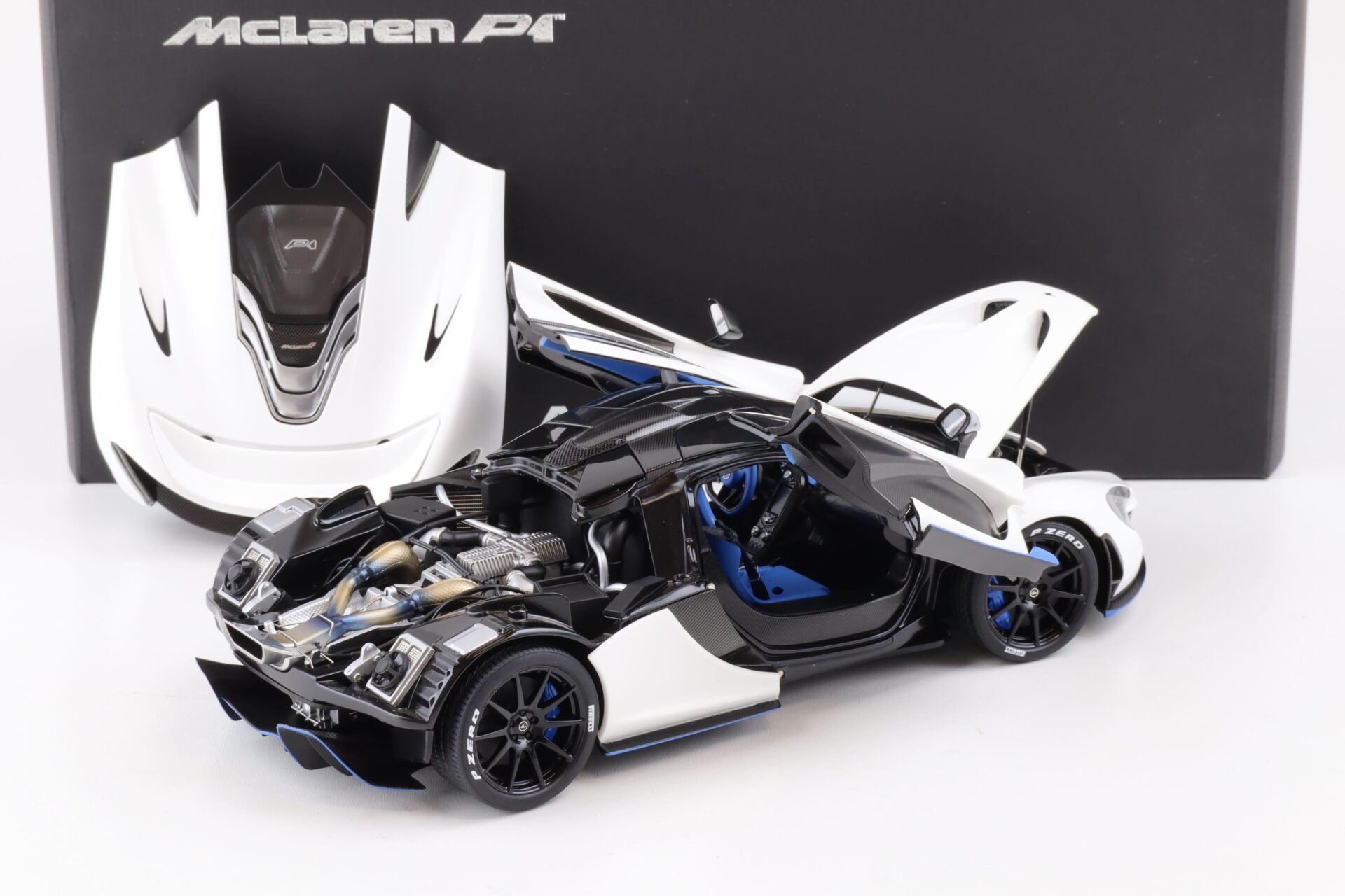 1:18 AUTOart Signature McLaren P1 (2013) matt white/ blue accents 76024