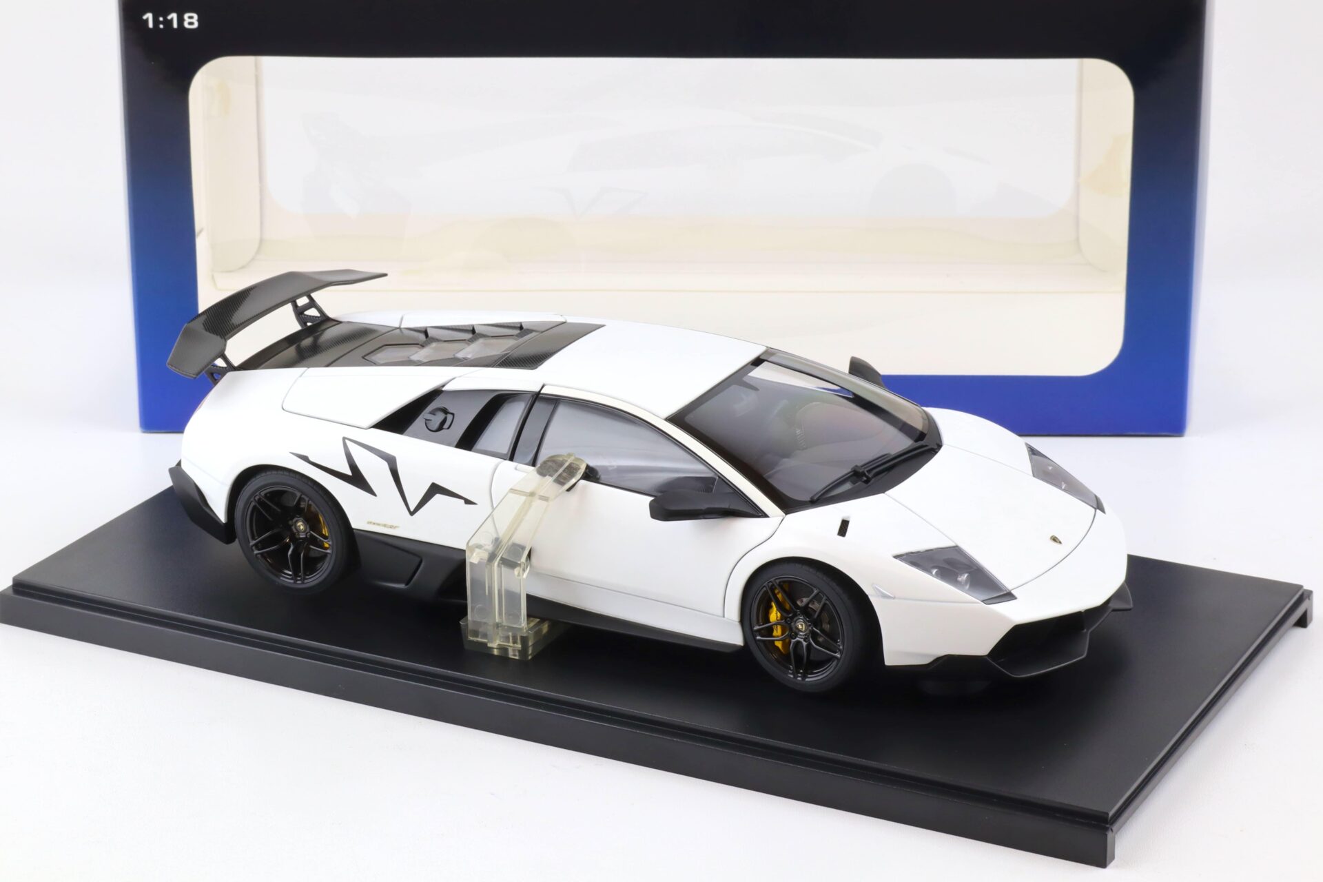 1:18 AUTOart Lamborghini Murcielago LP670-4 SV Bianco Canopous/ matt white