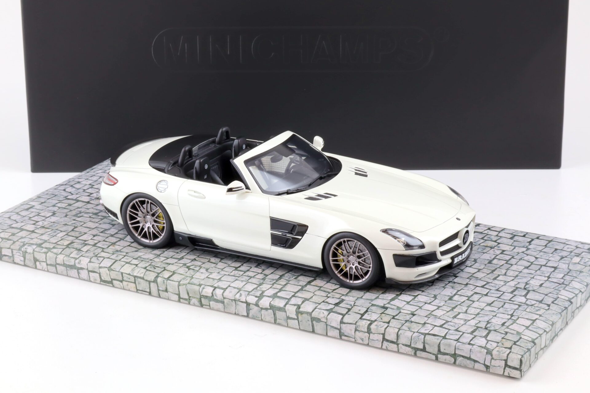 1:18 Minichamps Mercedes SLS Brabus 700 Biturbo Roadster 2013 pearl white