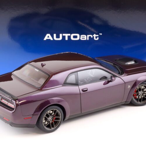 1:18 AUTOart Dodge Challenger R/T Scat Pack Widebody 2022 Hellraisin 71771