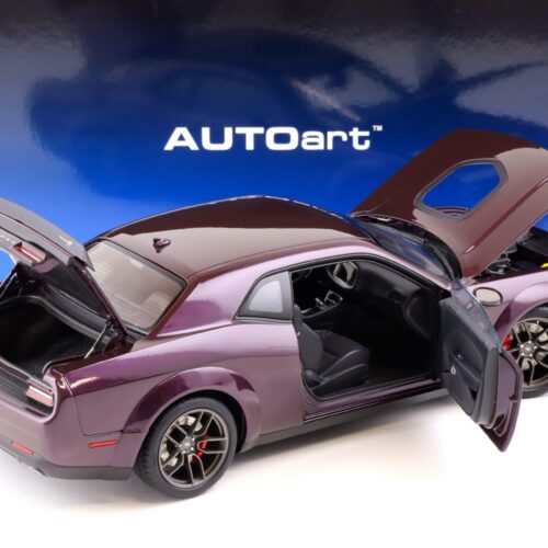 1:18 AUTOart Dodge Challenger R/T Scat Pack Widebody 2022 Hellraisin 71771