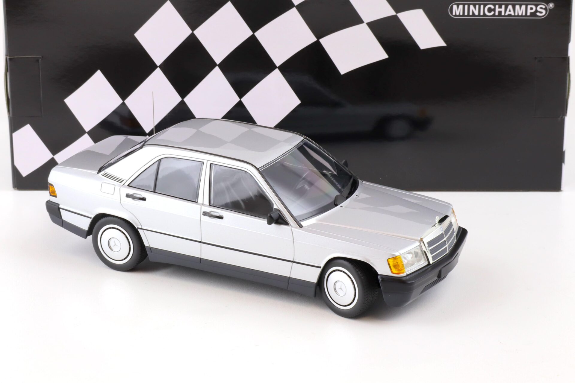 1:18 Minichamps Mercedes 190E (W201) Limousine silver metallic 1982