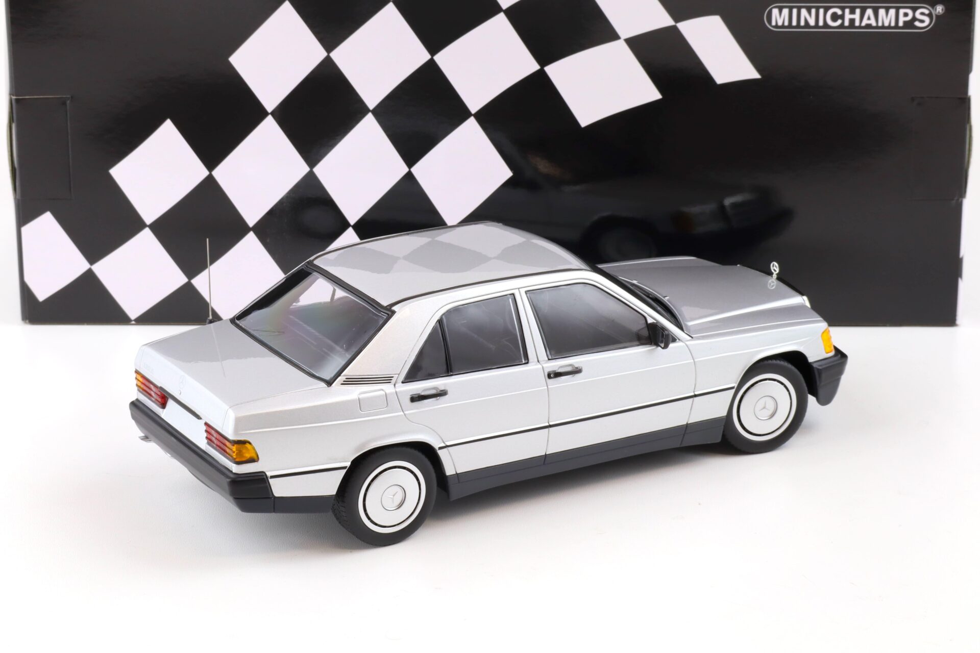 1:18 Minichamps Mercedes 190E (W201) Limousine silver metallic 1982