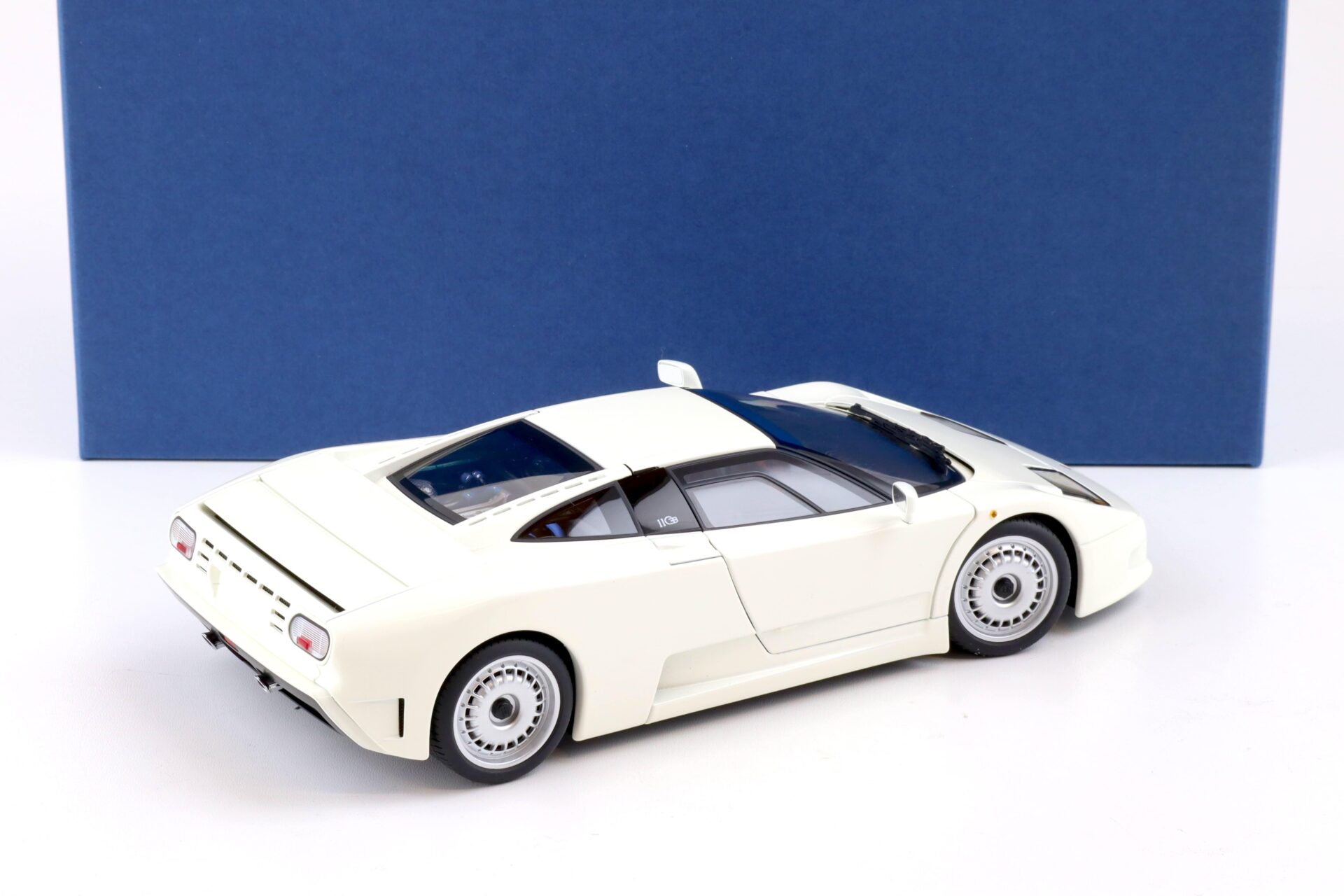1:18 AUTOart Bugatti EB110 GT white Diecast 70978