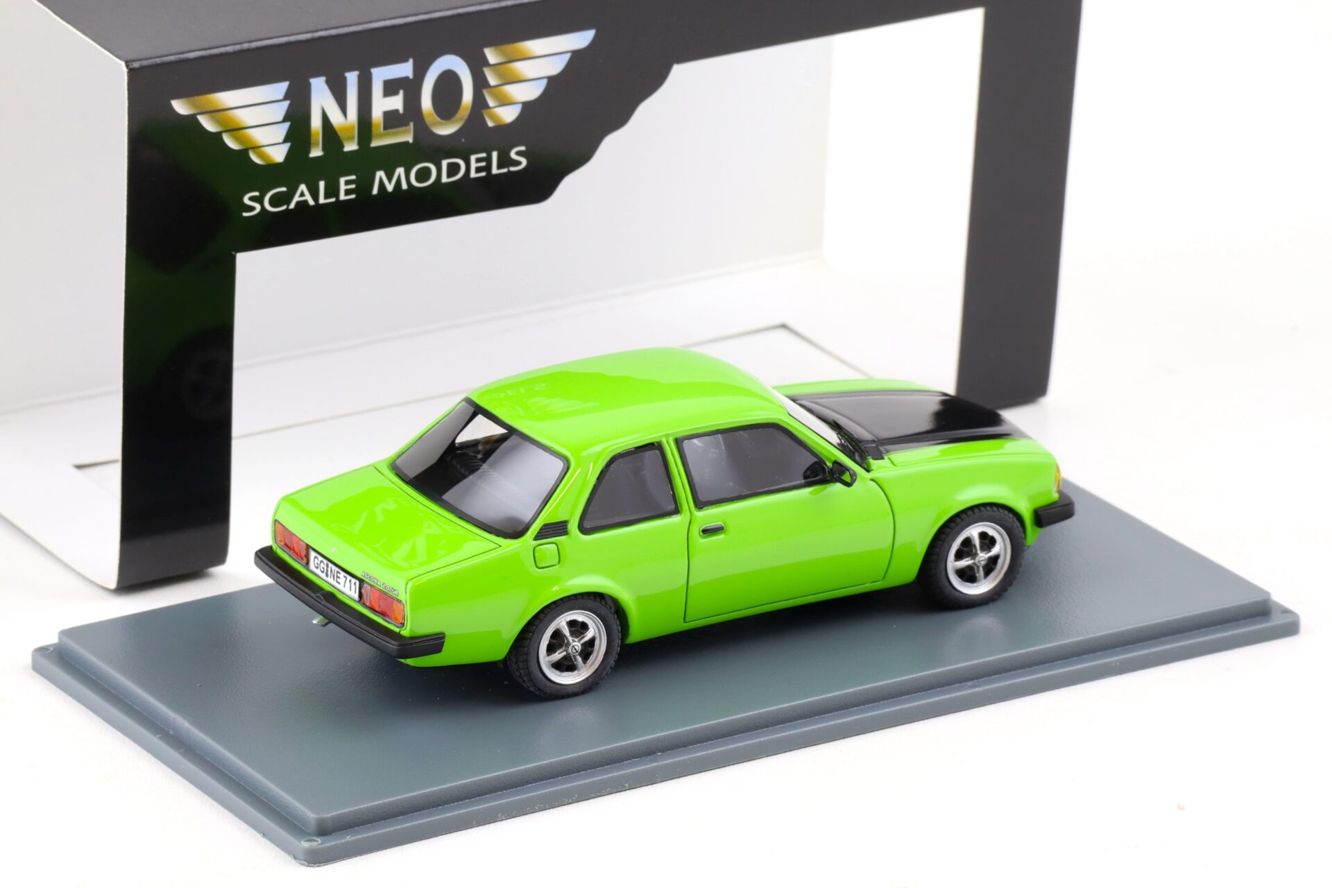 1:43 NEO Opel Ascona B 2.0 S/R 1980 green/ black 43711