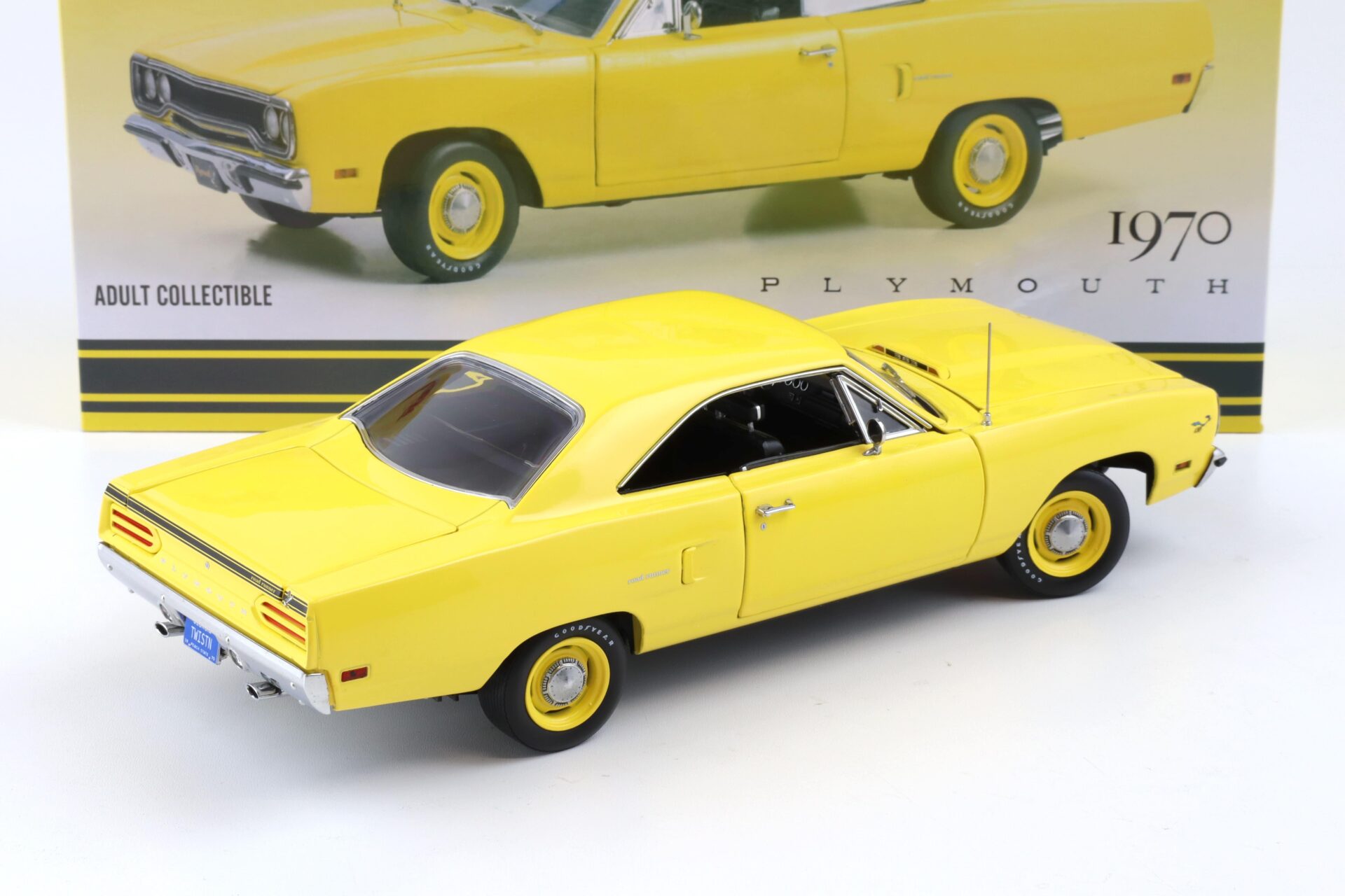 1:18 GMP 1970 Plymouth Road Runner Lemon Twist yellow with black interior