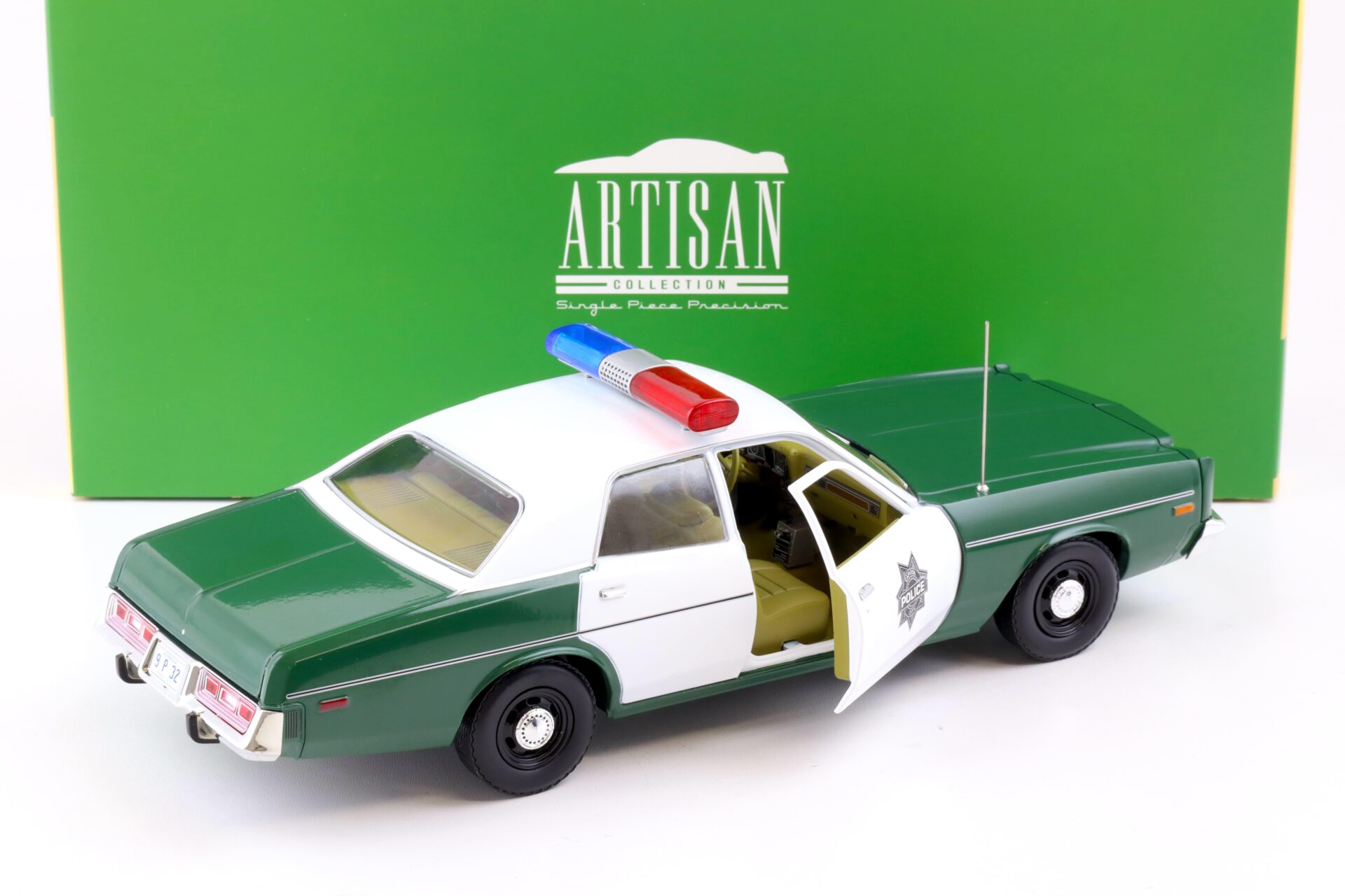 1:18 Greenlight 1975 Plymouth Fury Capitol City Police green/ white