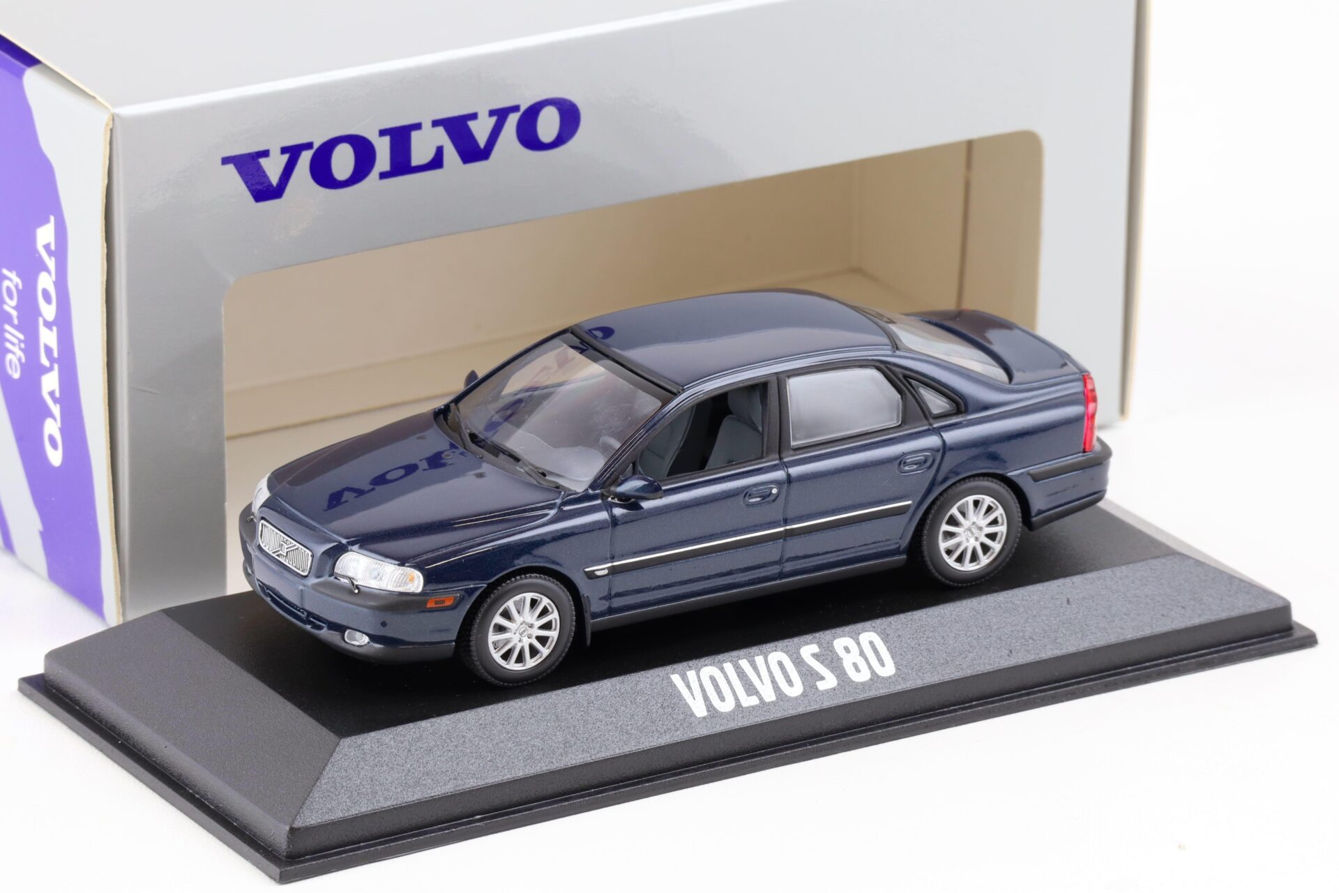 ID 84883 orig.jpg 1:43 Minichamps Volvo S80 Limousine 1998 blue metallic DEALER VERSION