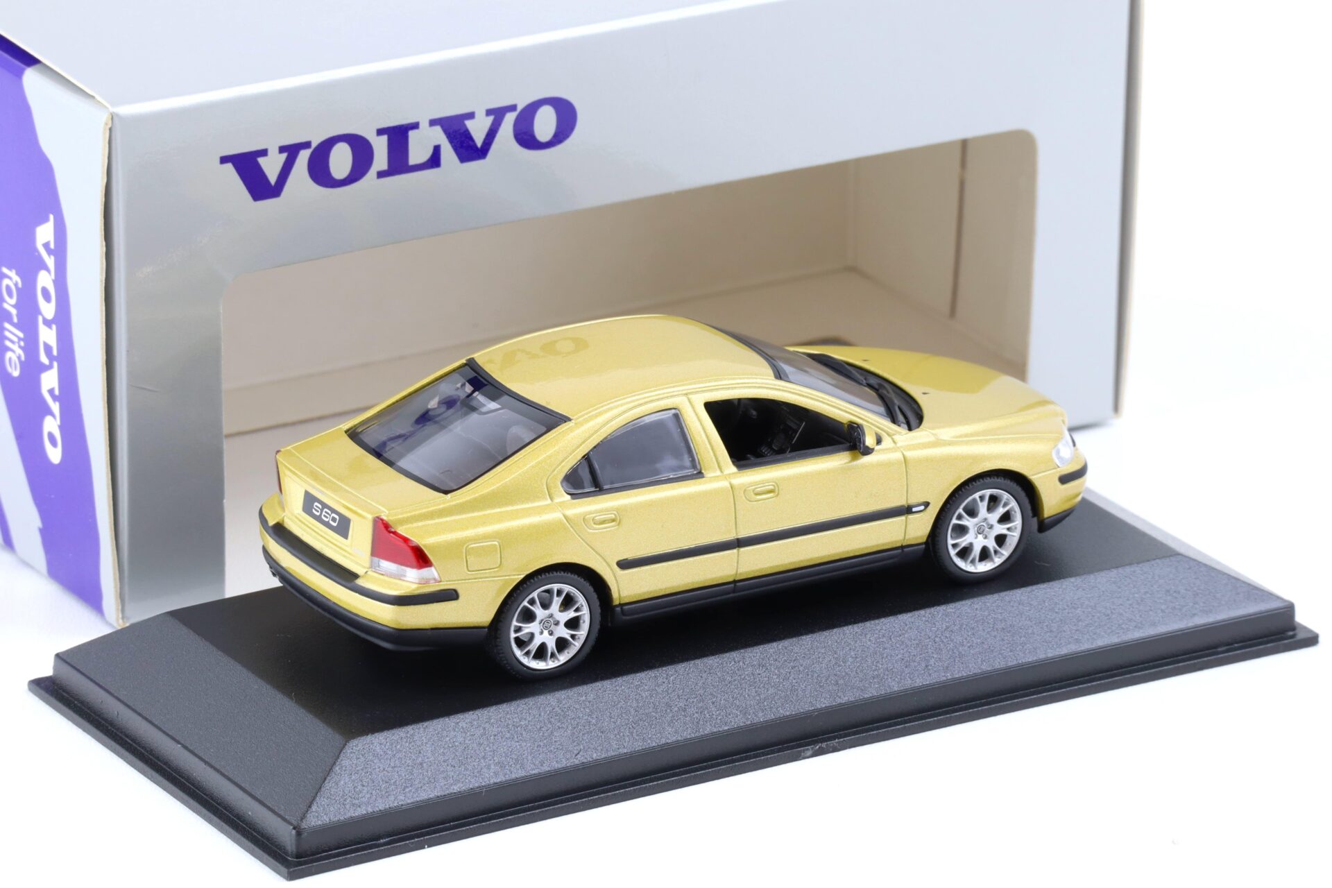 1:43 Minichamps Volvo S60 Limousine 2000 gold metallic DEALER VERSION