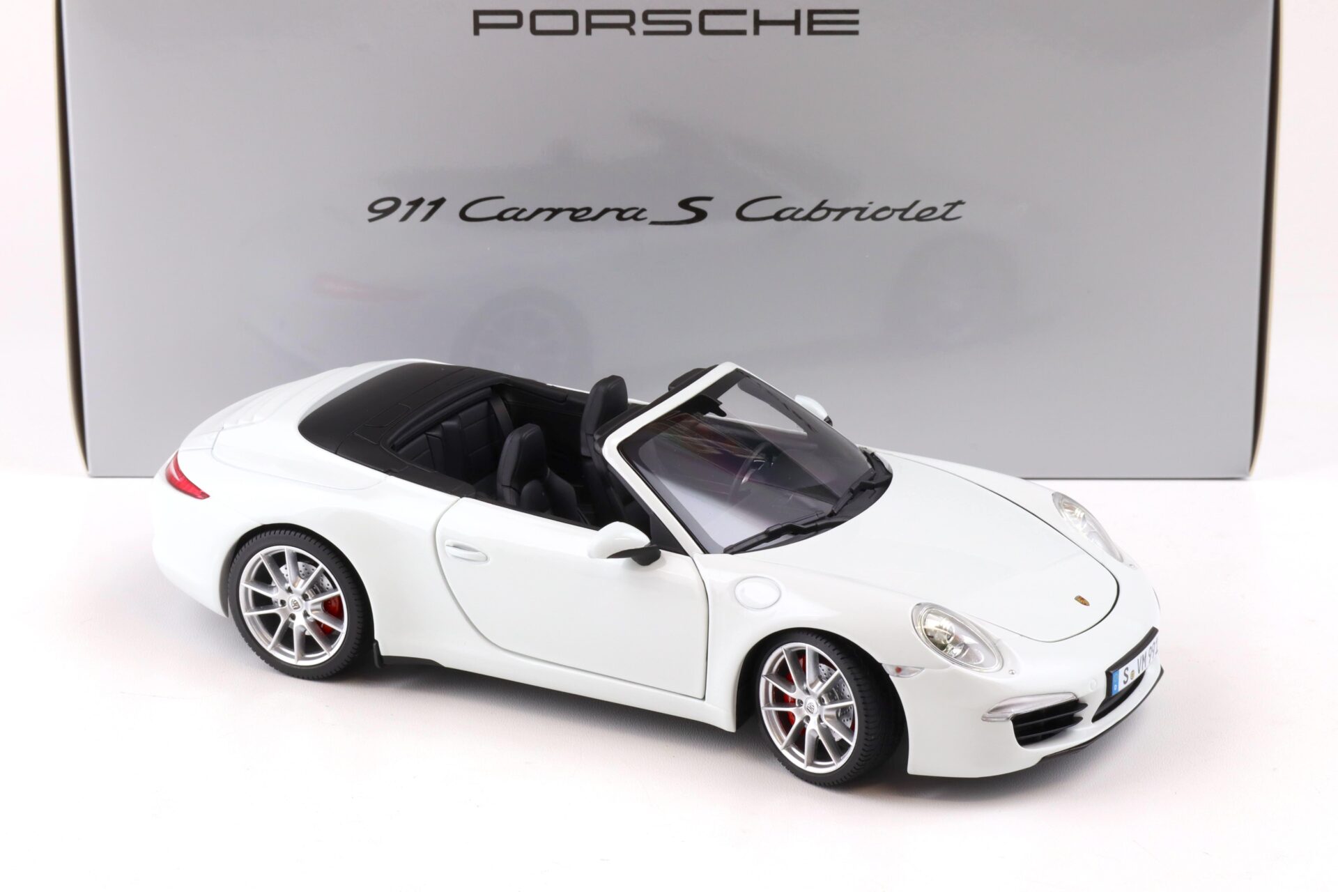 1:18 Minichamps Porsche 911 (991) Carrera S Cabriolet white DEALER VERSION