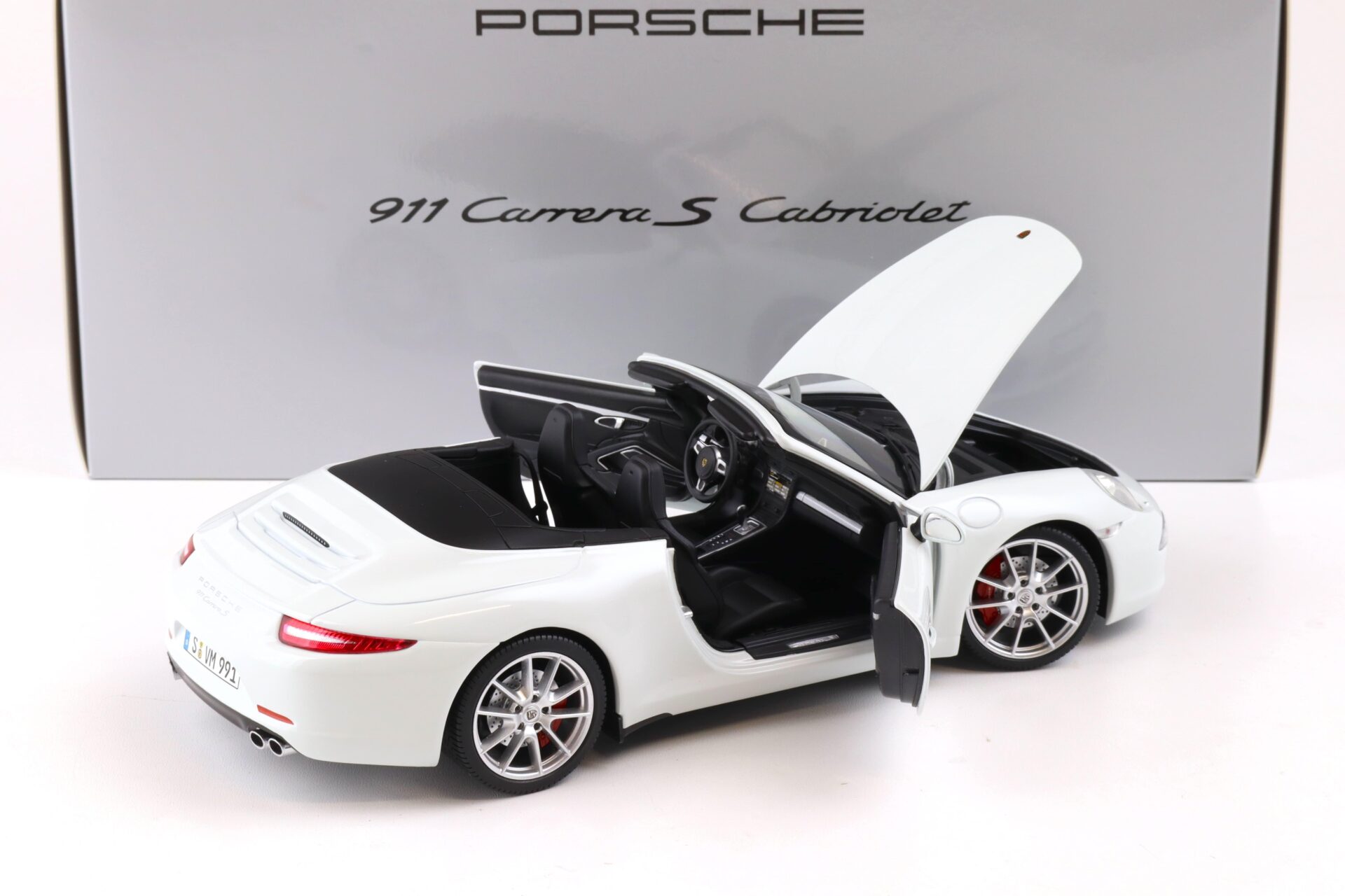 1:18 Minichamps Porsche 911 (991) Carrera S Cabriolet white DEALER VERSION