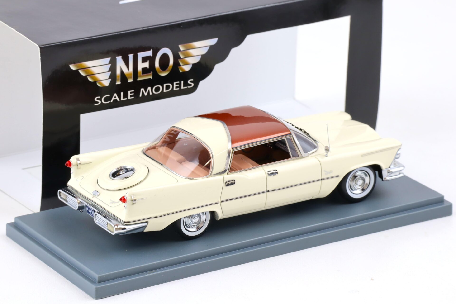 1:43 NEO Chrysler Imperial Crown 4-door Southampton beige 1957
