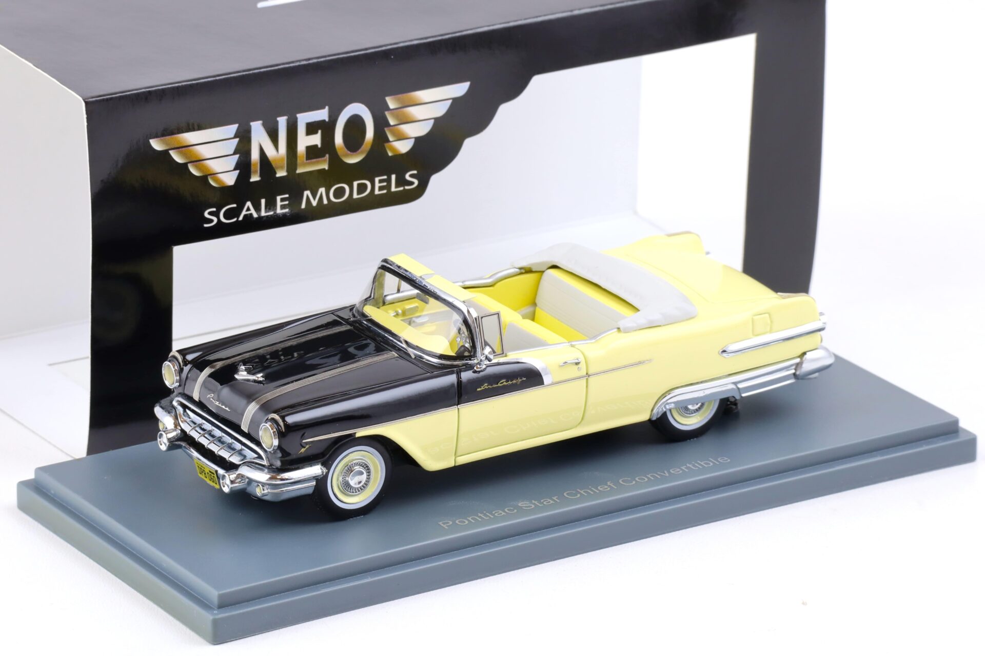 1:43 NEO Pontiac Star Chief Convertible yellow/ black 1956
