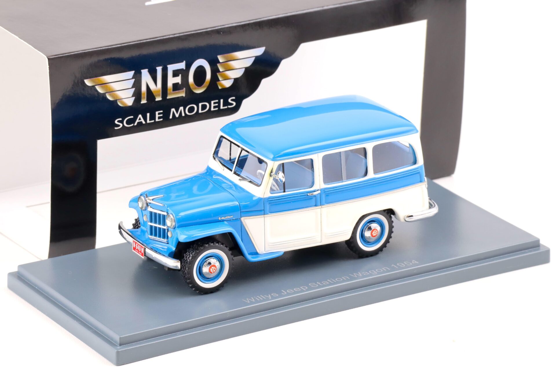 1:43 NEO Willys Jeep Station Wagon blue/ white 1954