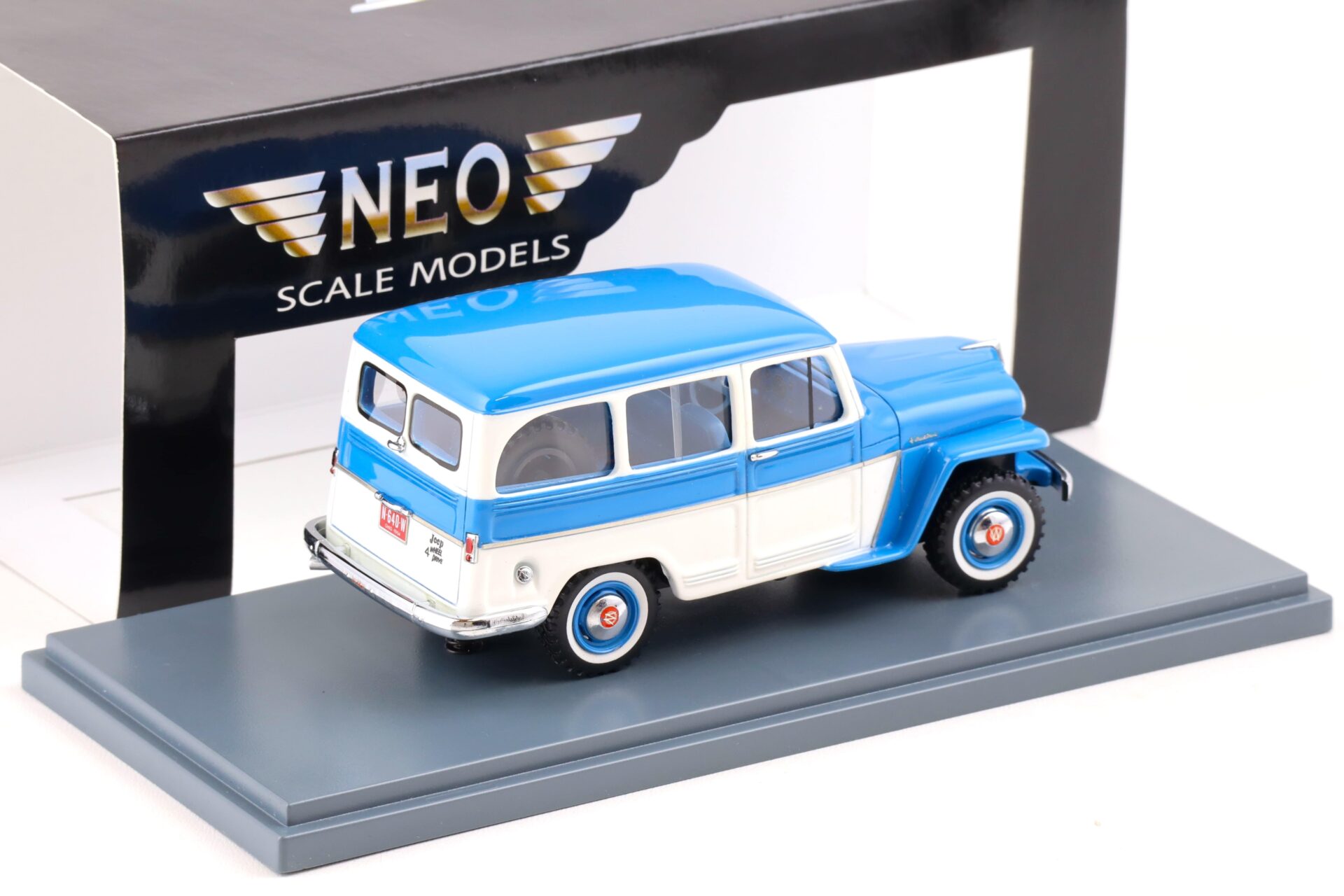 1:43 NEO Willys Jeep Station Wagon blue/ white 1954