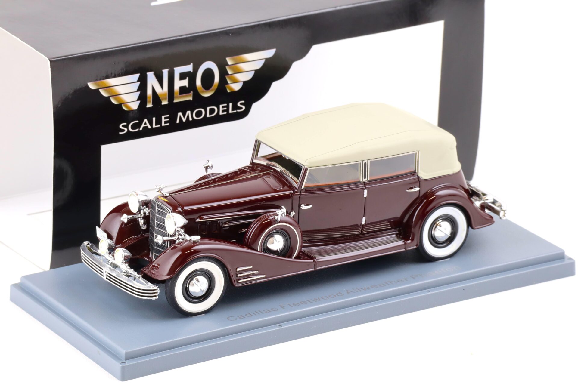 1:43 NEO Cadillac Fleetwood Allweather Phaeton closed Top dark red 1933