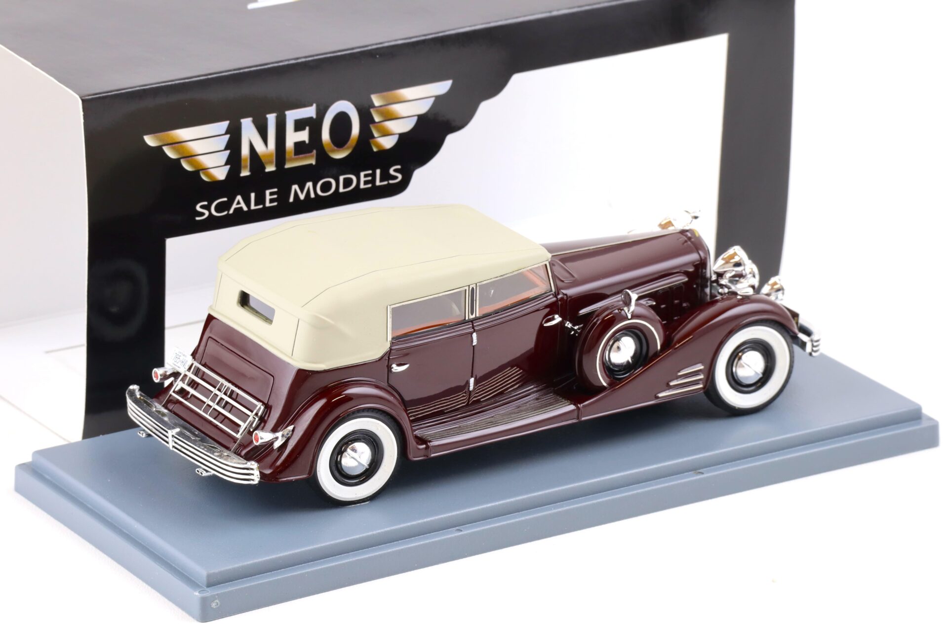 1:43 NEO Cadillac Fleetwood Allweather Phaeton closed Top dark red 1933