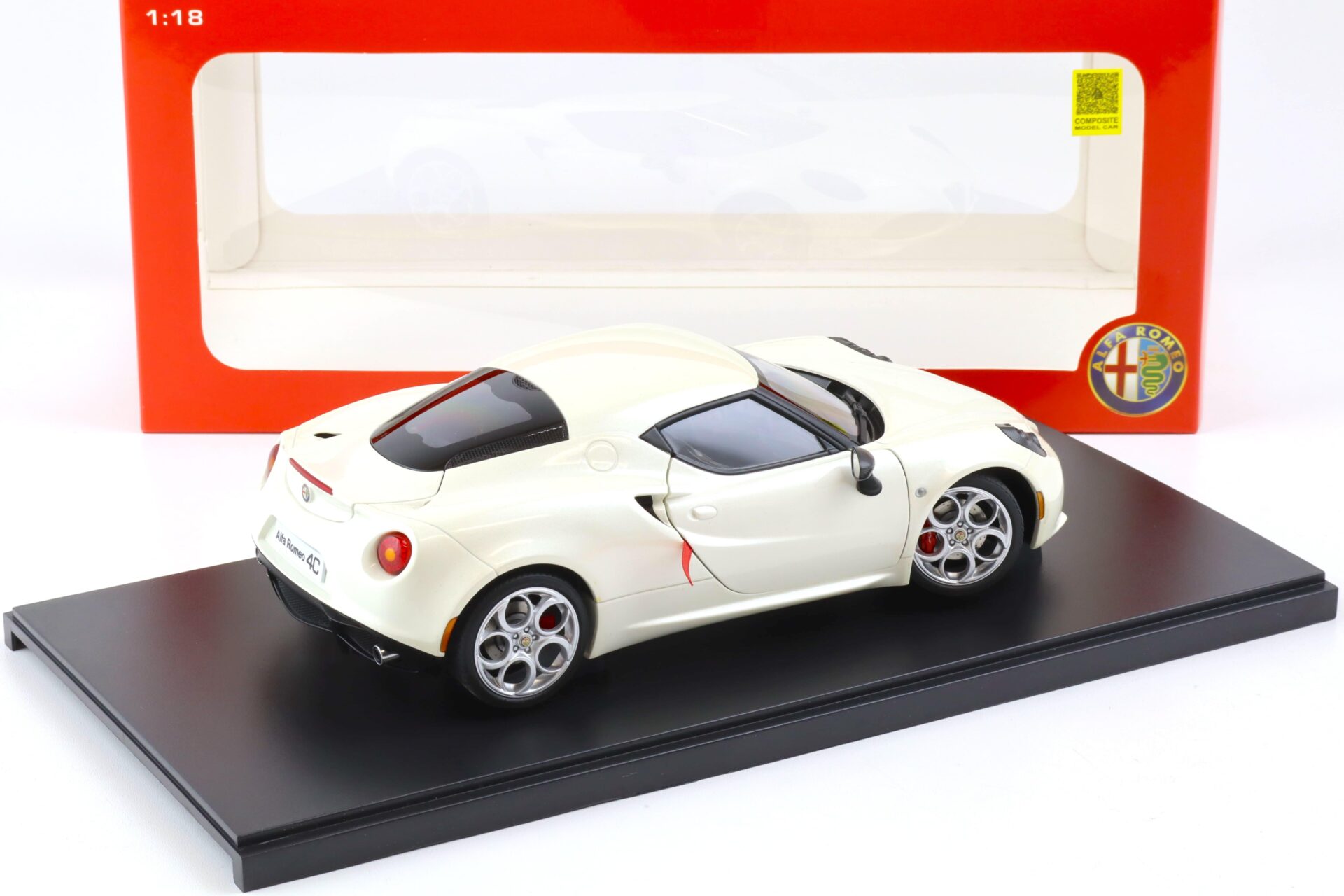 1:18 AUTOart Alfa Romeo 4C Coupe pearl white 2013
