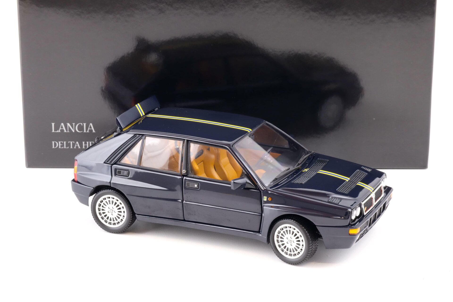 1:18 Kyosho Lancia Delta HF Integrale Club HI-FI dark blue 08343H