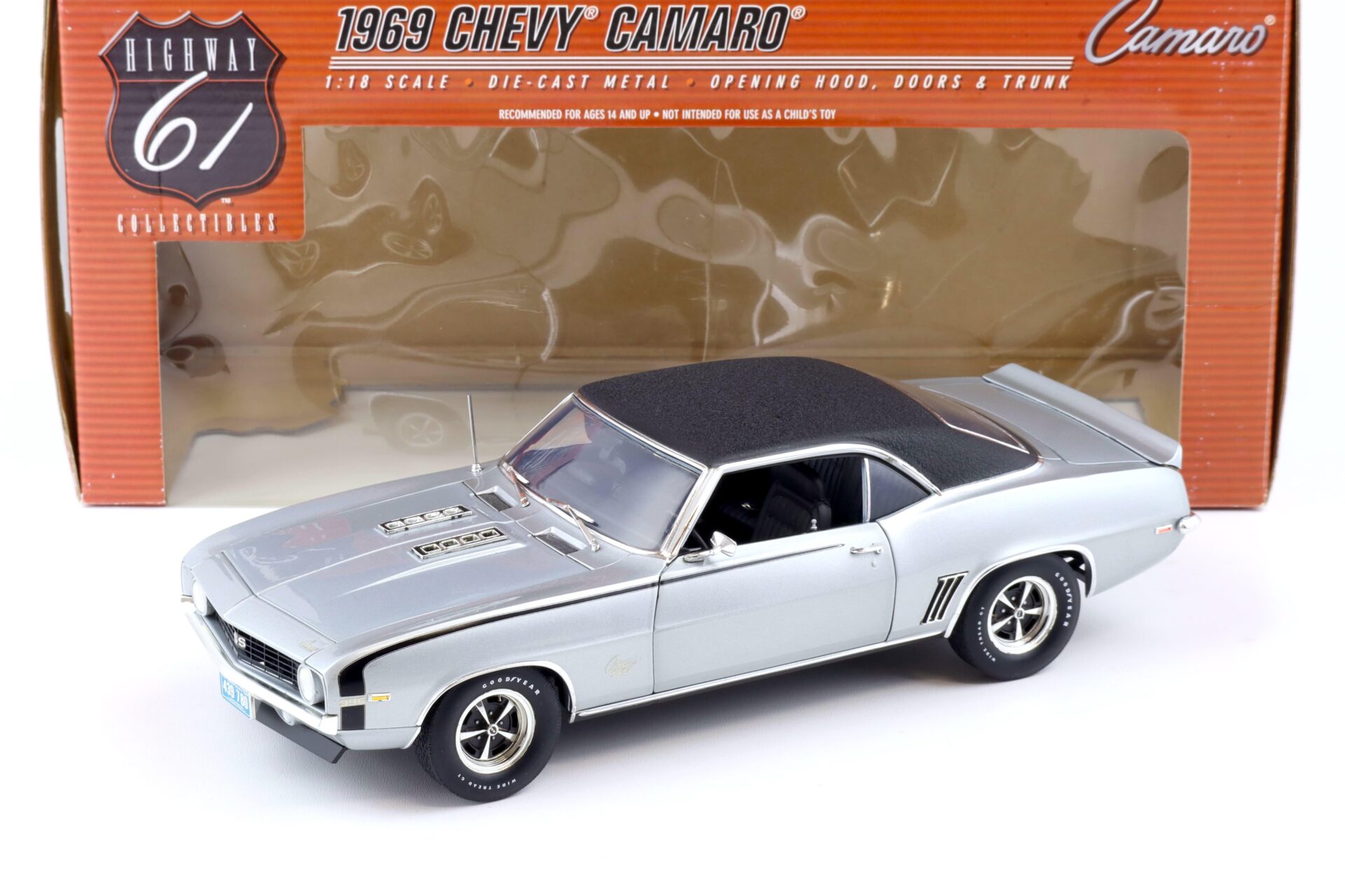ID 85882 orig.jpg 1:18 Highway61 Chevrolet Camaro Coupe 1969 silver/ black vinyl roof 50393