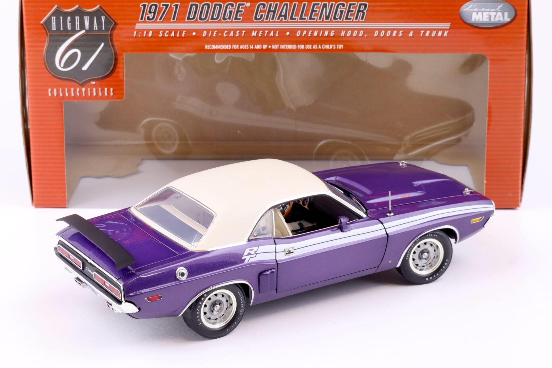 1:18 Highway61 Dodge Challenger R/T Coupe 1971 purple/ white vinyl roof 50557