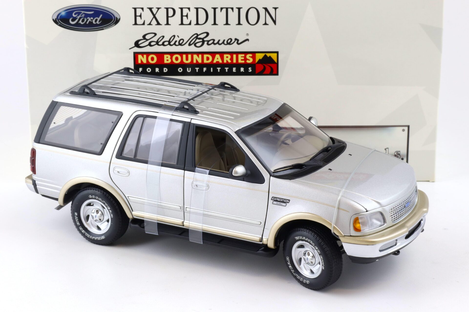 1:18 UT Models Ford Expedition Eddie Bauer No Boundaries silver 22714
