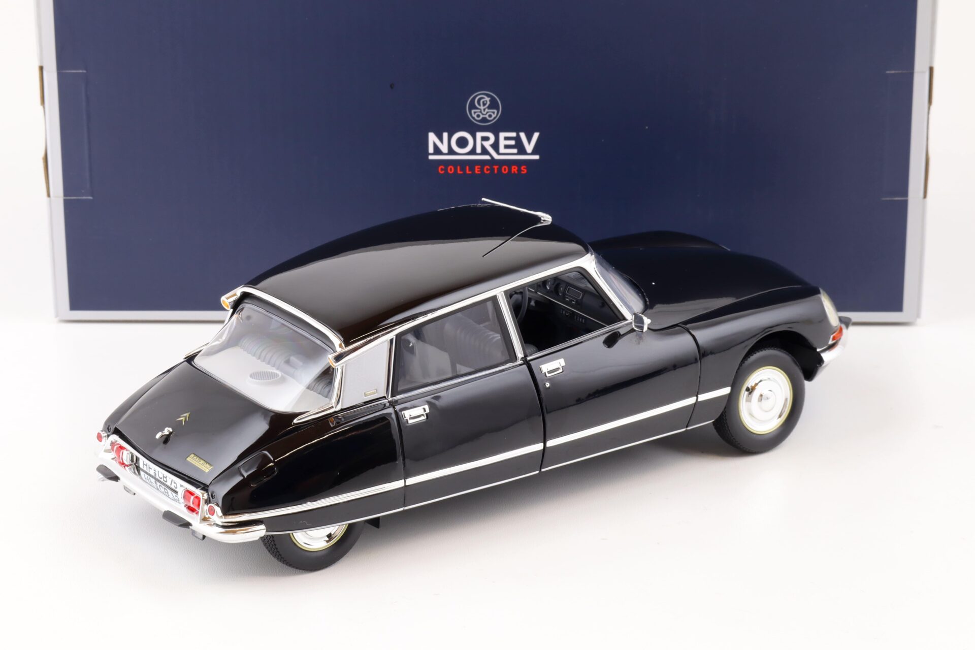 1:18 Norev Citroen DS 23 Pallas 1972 black/ grey interior 181580