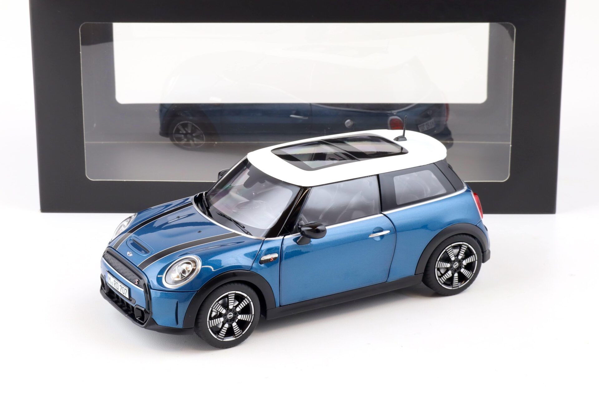 ID 86794 orig 1.jpg 1:18 Norev Mini Cooper S 2021 Island blue/ white roof DEALER VERSION
