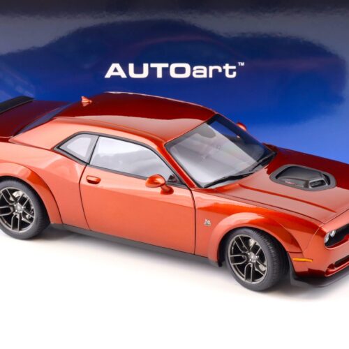 1:18 AUTOart Dodge Challenger R/T Scat Pack Widebody 2022 Sinamon Stick 71773