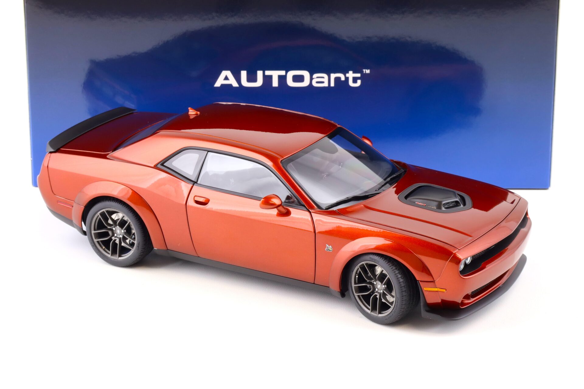 1:18 AUTOart Dodge Challenger R/T Scat Pack Widebody 2022 Sinamon Stick 71773