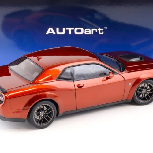 1:18 AUTOart Dodge Challenger R/T Scat Pack Widebody 2022 Sinamon Stick 71773