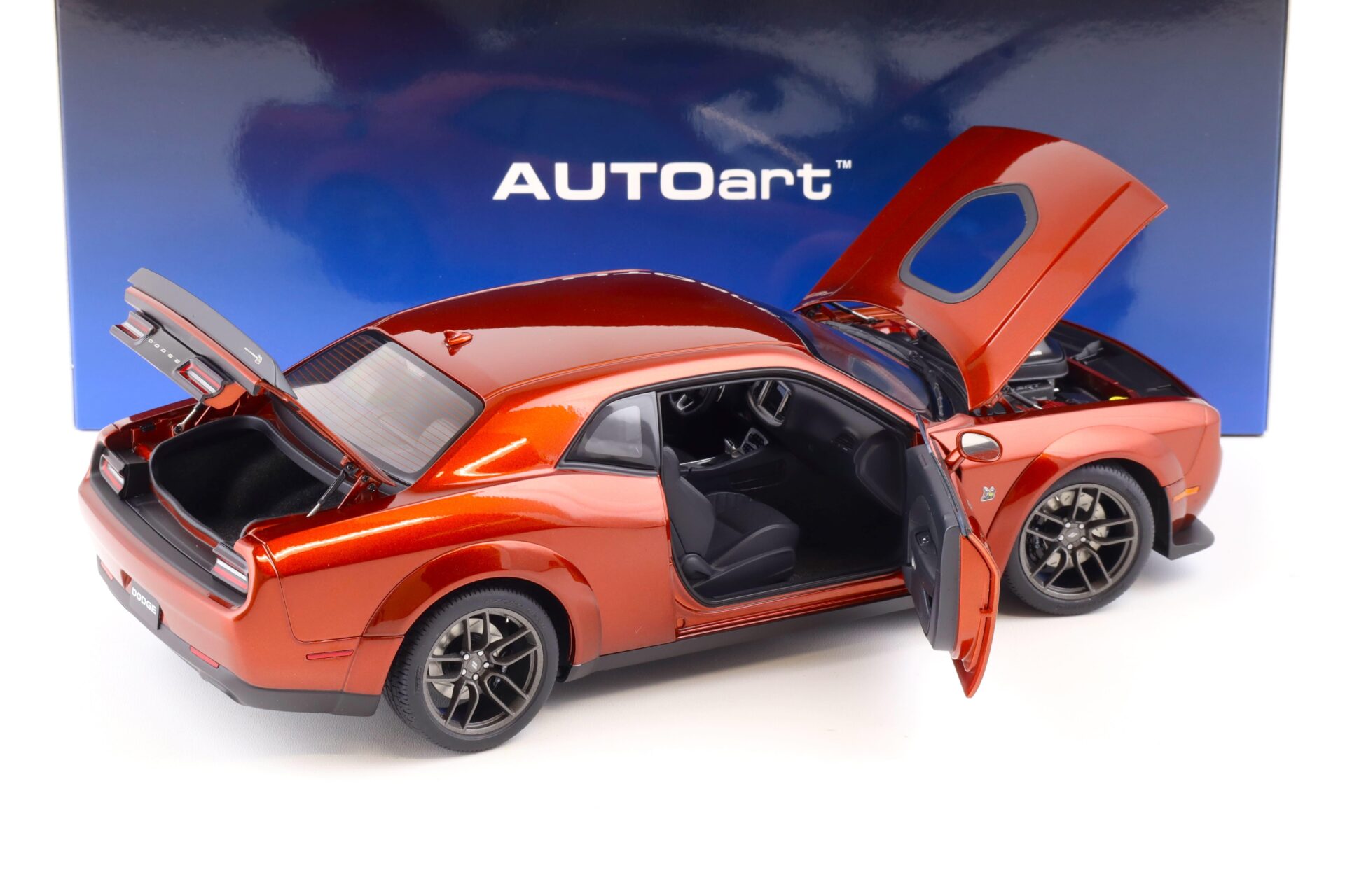 1:18 AUTOart Dodge Challenger R/T Scat Pack Widebody 2022 Sinamon Stick 71773