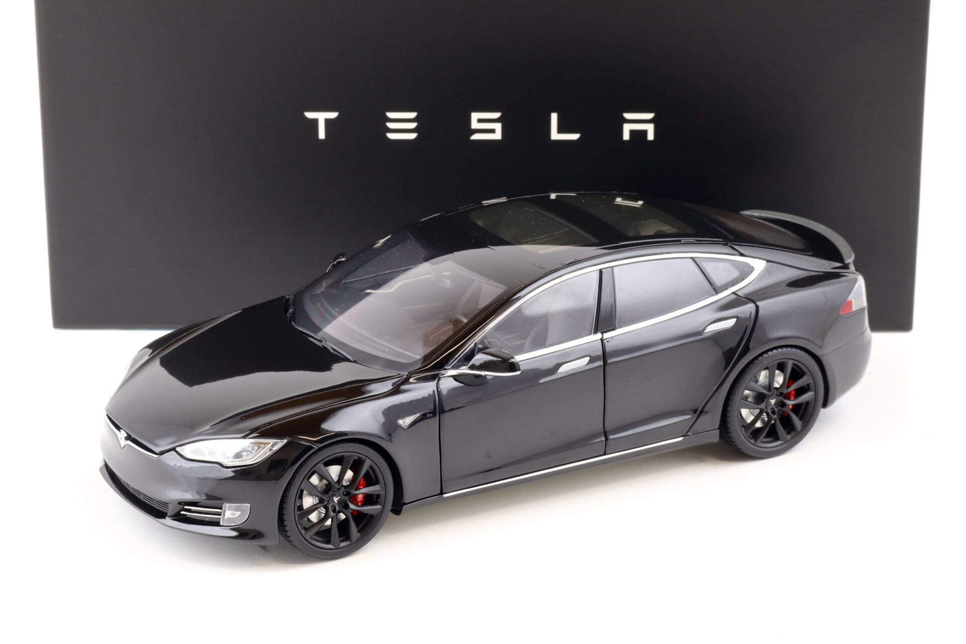 ID 86938 orig.jpg 1:18 Original Tesla Model S P100D black Diecast DEALER VERSION