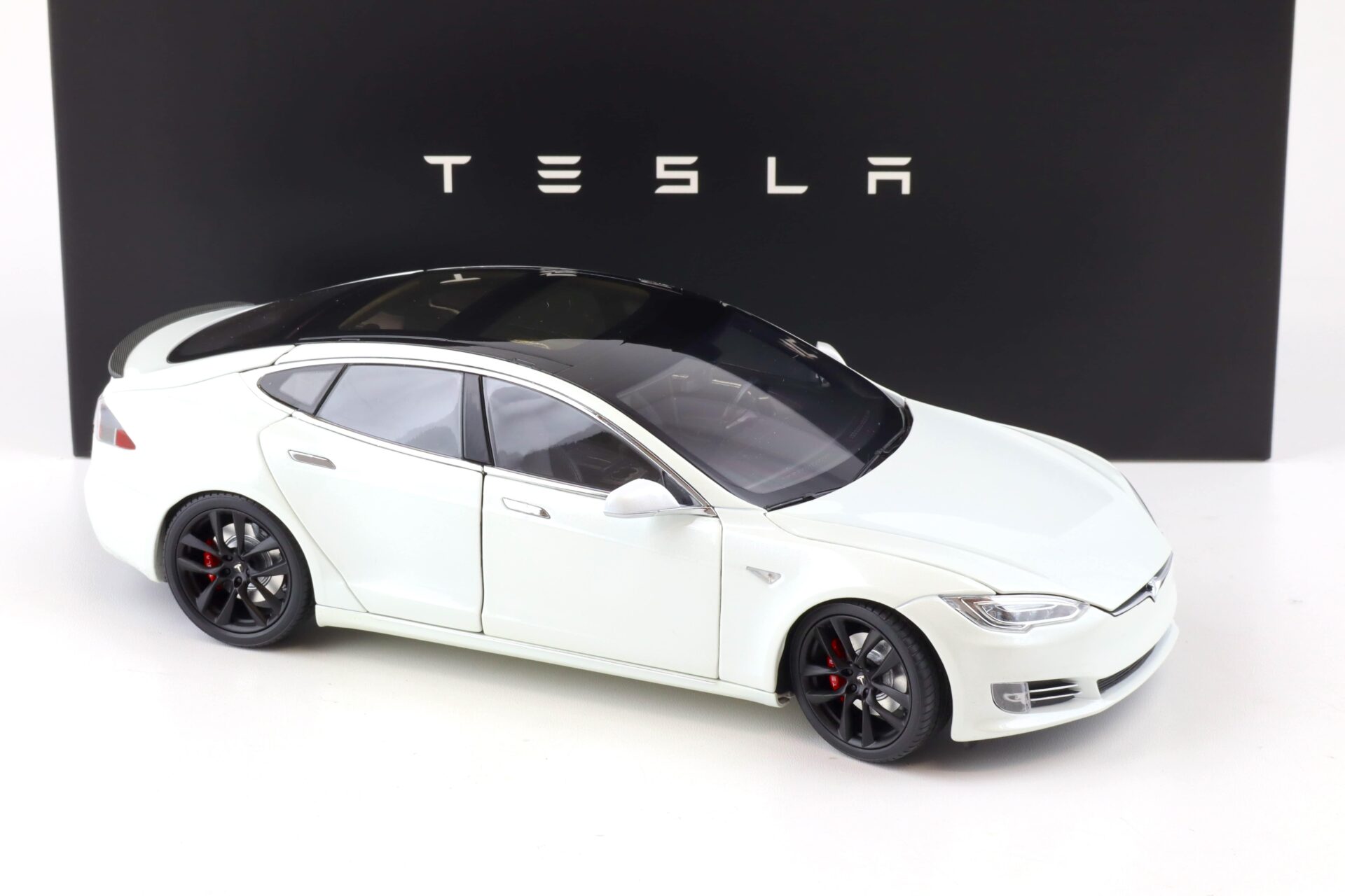 1:18 Original Tesla Model S P100D pearl white Diecast DEALER VERSION