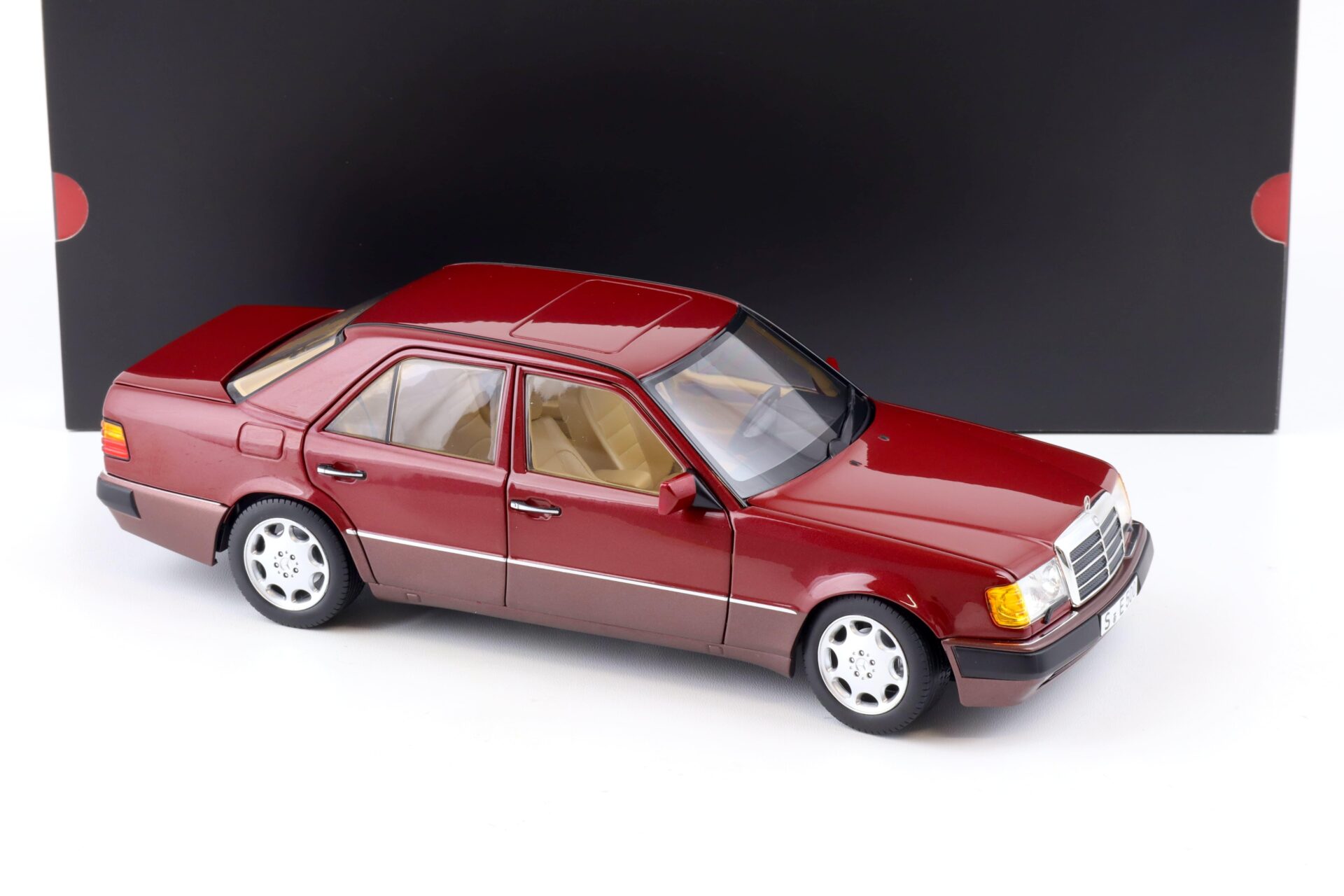 1:18 Norev Mercedes 500 E W124 Limousine 1992 almandine red DEALER VERSION