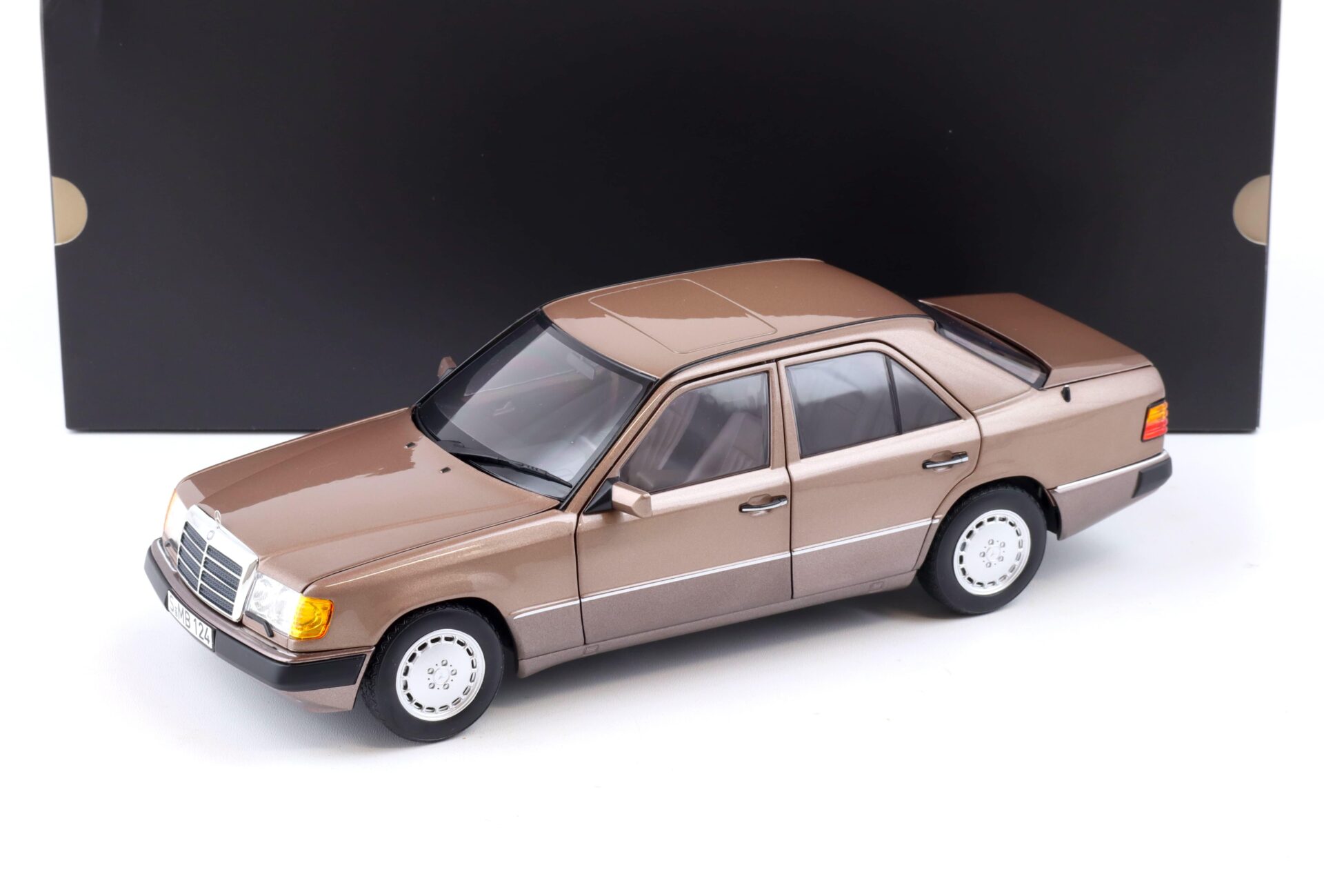 1:18 Norev Mercedes 230 E W124 Limousine 1992 rosewood metallic DEALER VERSION