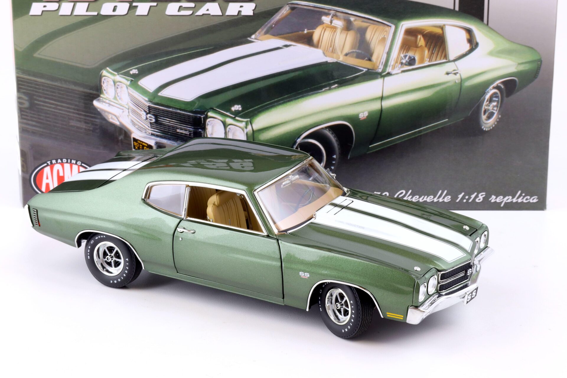 1:18 AMCE 1970 Chevrolet Chevelle 454 LS6 Coupe Pilot Car green metallic/ white