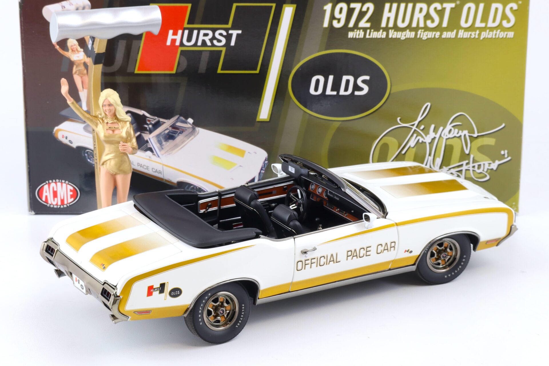 1:18 ACME 1972 HURST Oldsmobile 442 Convertible Pace Car with Lida Vaughn Figure